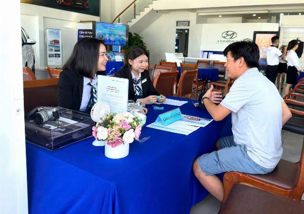 Mua ô tô đứng tên vợ hay chồng?